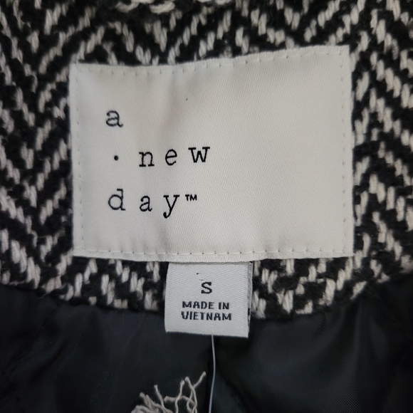 Women's Gray Herringbone Coat - Picture 4 of 5